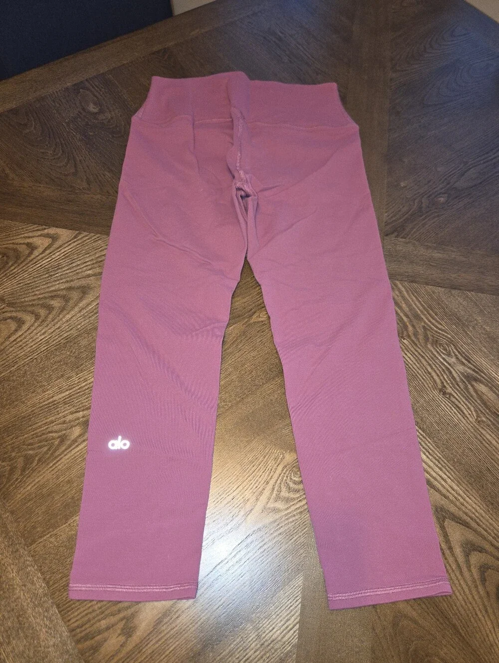 Alo Yoga High Waist Airbrush Capri Length Legging in Berry sz MEDIUM